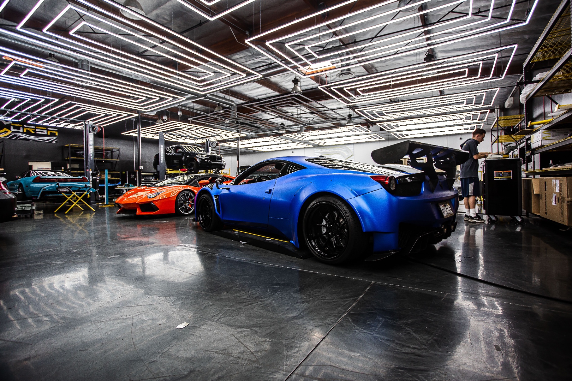 Tuning-Werkstatt mit Supersportwagen