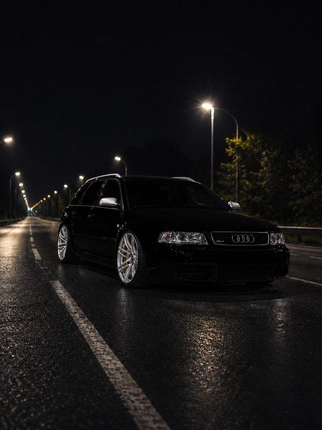 Schwarzer Audi RS4 Avant bei Nacht