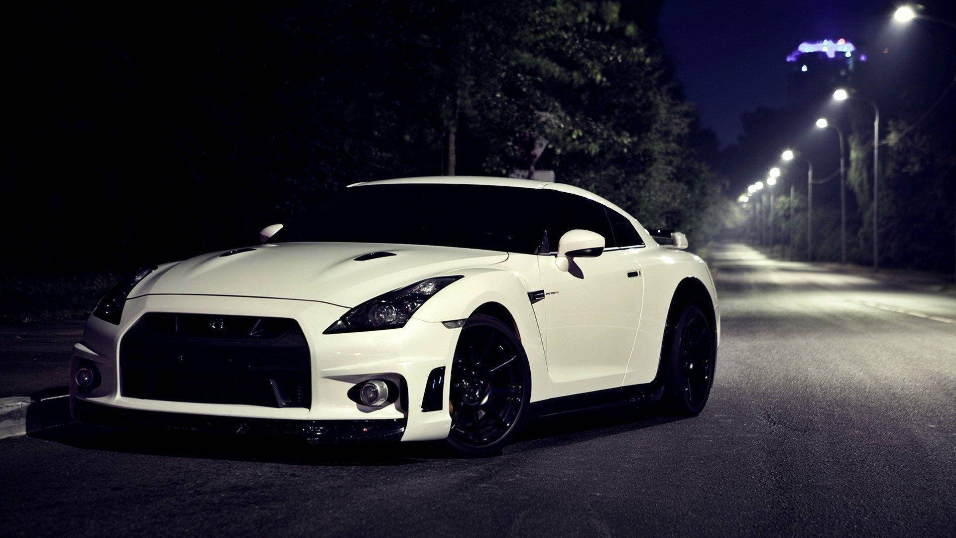 Weißer Nissan GT-R bei Nacht